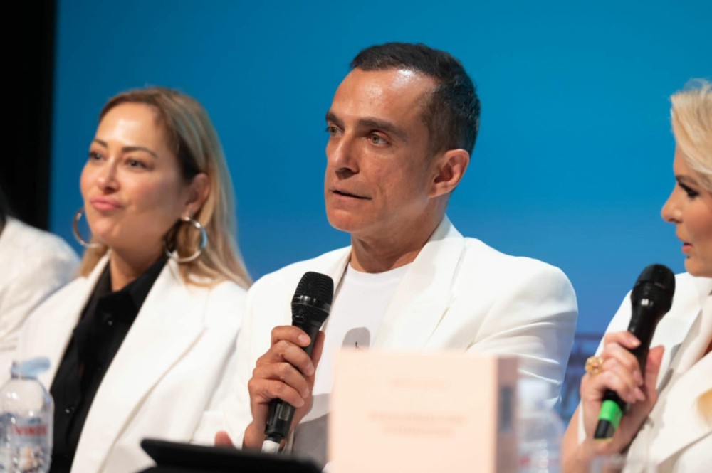 «Συναισθηματική Νοημοσύνη»: η ποίηση του Φώτη Καρύδα συνάντησε το φως της σκηνής στον Ελληνικό Κόσμο (photos)