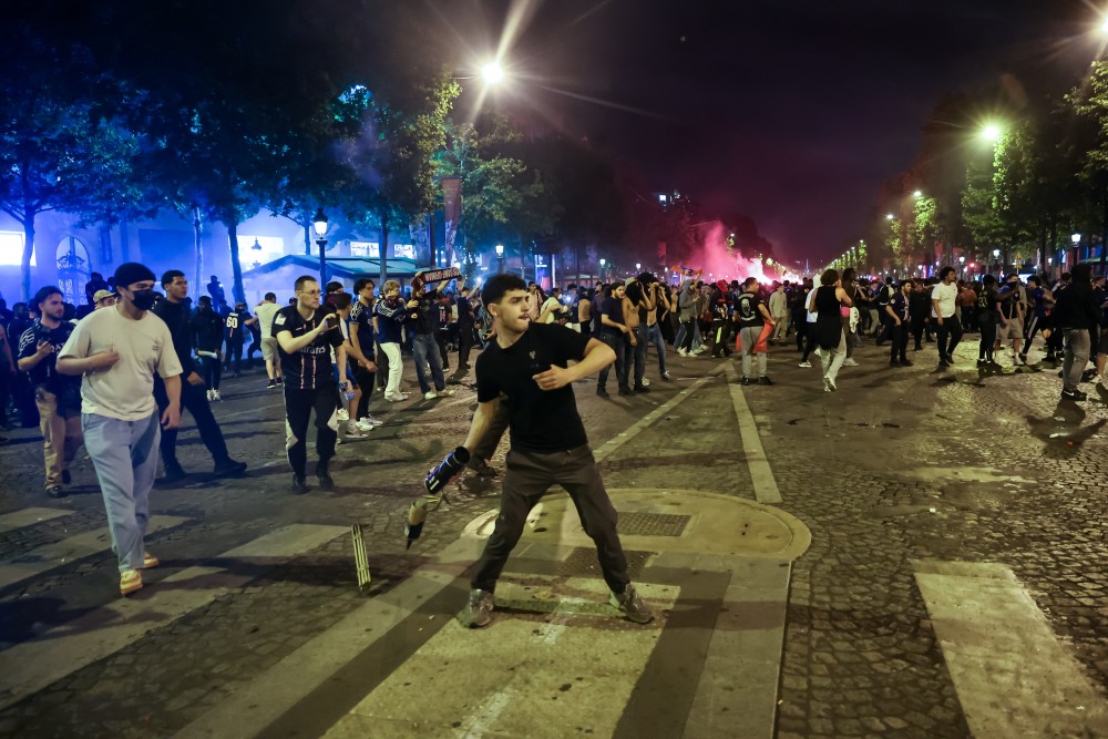 Champions League: Βίαια επεισόδια στη Γαλλία και δύο νεκροί μετά τη νίκη της Παρί Σεν Ζερμέν (photos & video)
