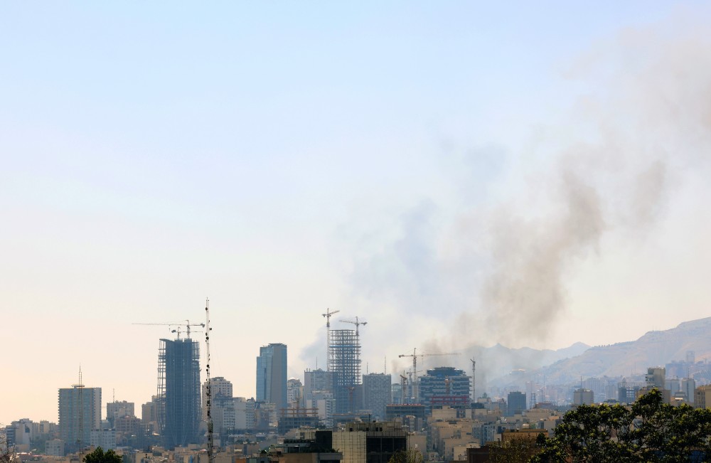 Το Ισραήλ έπληξε εγκαταστάσεις παραγωγής όπλων στο Ιράν - Απειλές από Χαμενεΐ
