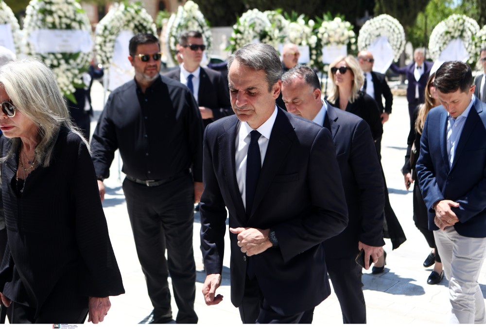 Το τελευταίο αντίο στον Χρήστο Ροκόφυλλο παρουσία Μητσοτάκη και πλήθους πολιτικών (photos)