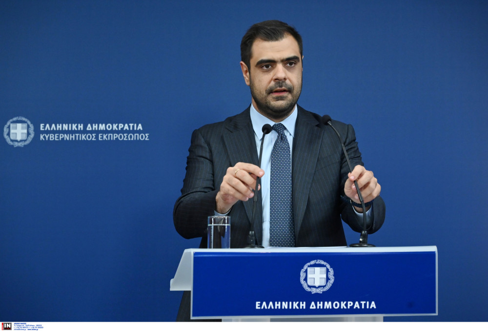 Live η ενημέρωση των πολιτικών συντακτών από τον Παύλο Μαρινάκη