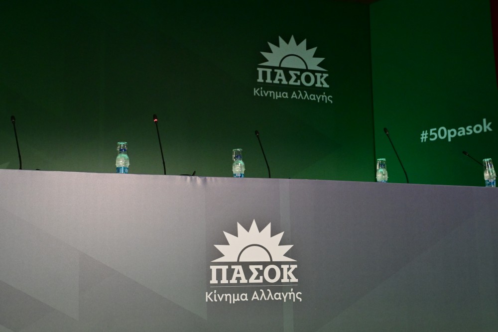 Με λαϊκισμό και «λεφτόδεντρα» το ΠΑΣΟΚ ψαρεύει στα θολά νερά του κέντρου