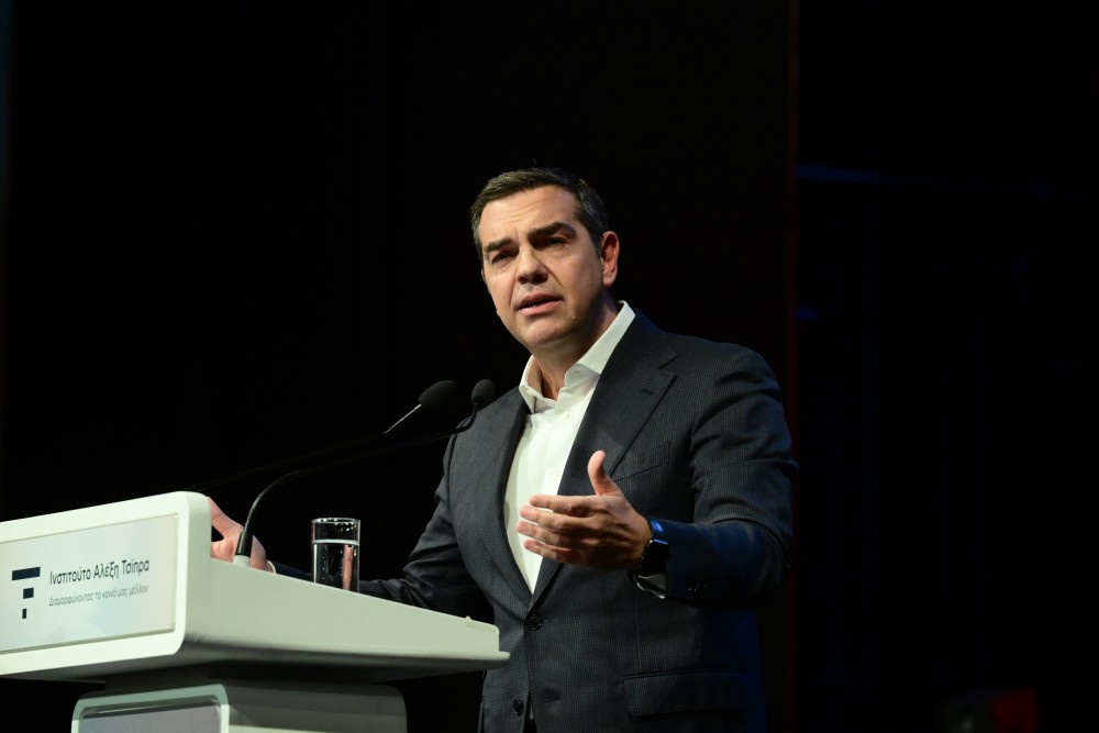 Ο Τσίπρας μαδάει τη μαργαρίτα: μέθοδος ασφαλής για τις επόμενες πολιτικές κινήσεις του