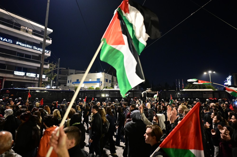 Η ανάγκη της... σημαίας πάνω από την αλήθεια