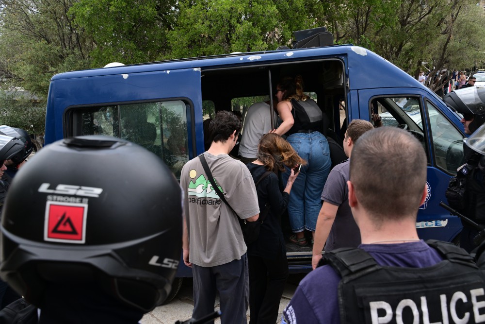 Προσαγωγή 15 μελών της Νέας Αριστεράς που ύψωσαν τη σημαία της Παλαιστίνης στην Ακρόπολη