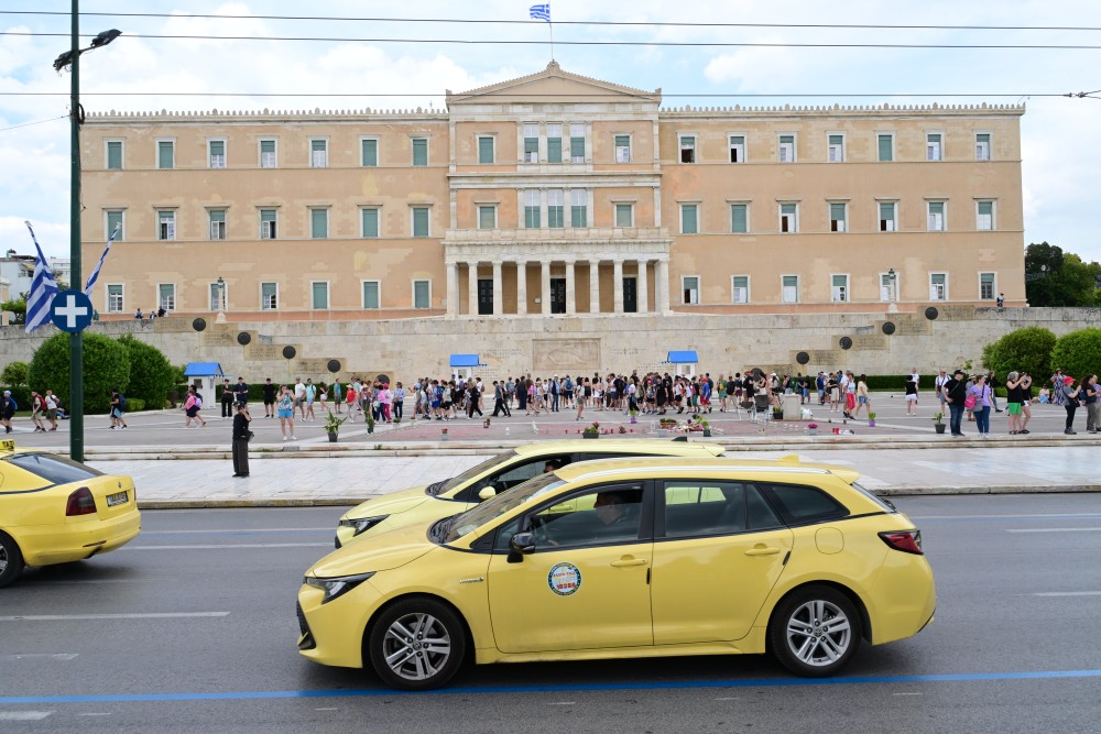 Ταξιτζής απεργός προπηλακίζει γυναίκα συνάδελφό του (video)