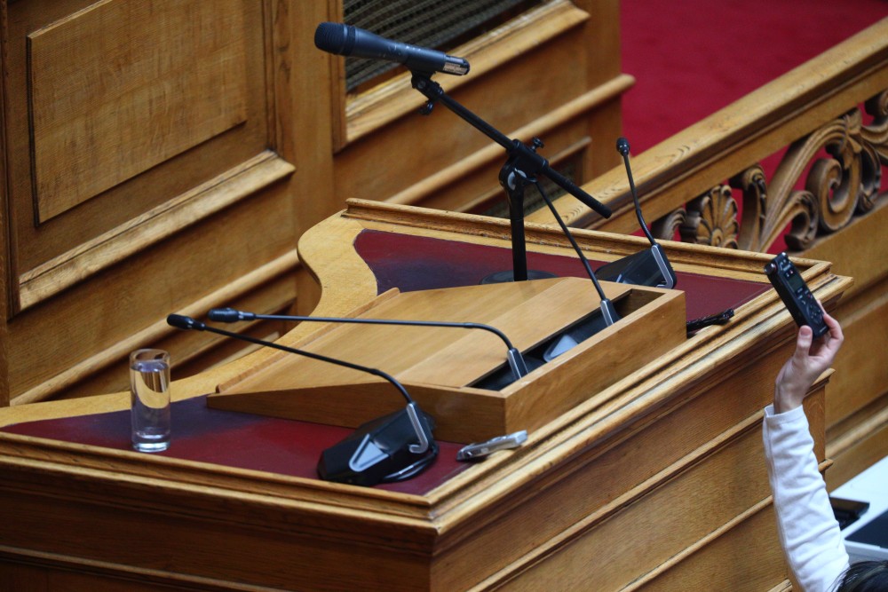Σύγχυση και παλινωδίες από την αντιπολίτευση - Ψύχραιμη στάση από την κυβέρνηση για τα Τέμπη