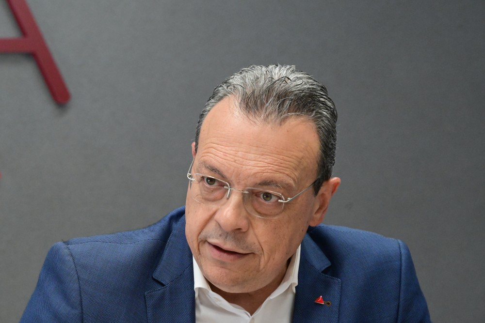 Όταν η πολιτική γίνεται θέατρο: Ο Φάμελλος και η επικίνδυνη εμμονή στο Μεσανατολικό