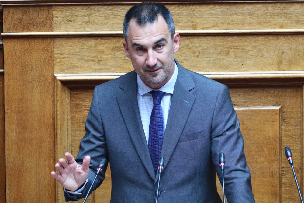 Βουλή - Χαρίτσης: ξύλινος λόγος, λαϊκισμός και λάσπη - η τραγωδία των Τεμπών ως ευκαιρία αντιπολίτευσης