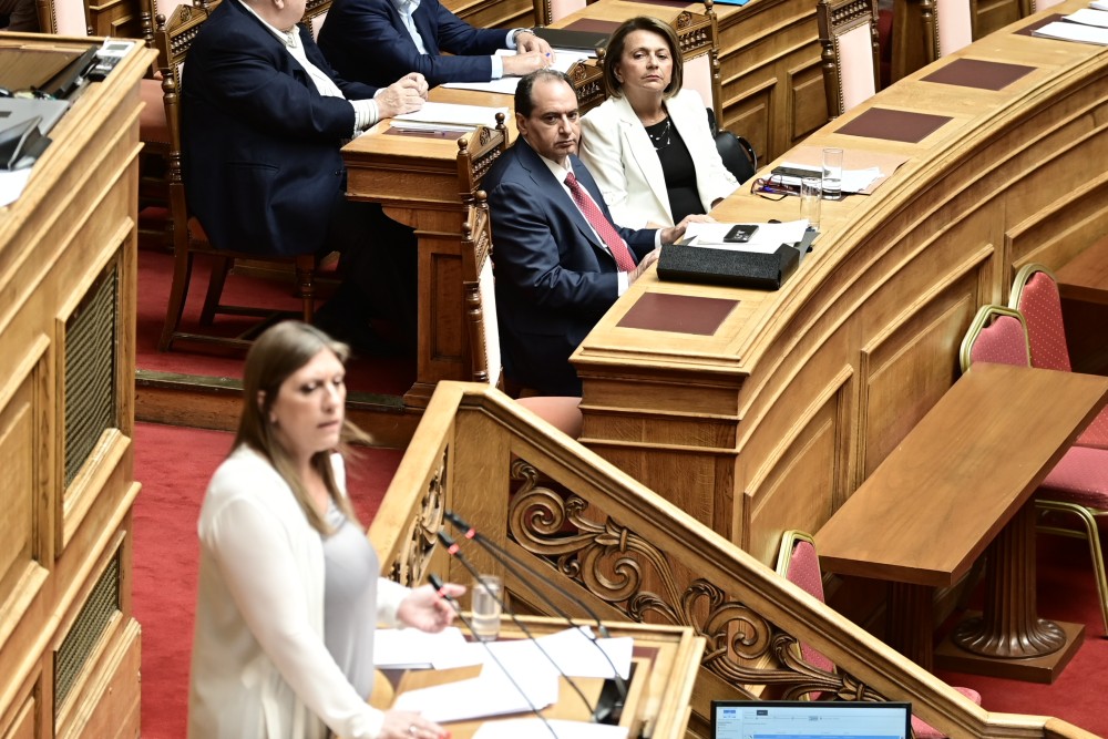 Βουλή: Η αχρωματοψία της Ζωής Κωνσταντοπούλου