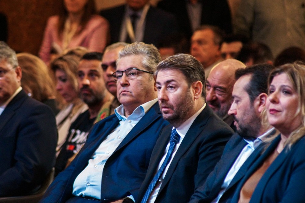 Μετωπική ΠΑΣΟΚ-ΚΚΕ: σφάζονται για Γάζα και συγκυβερνήσεις, μακριά από την κοινωνία...