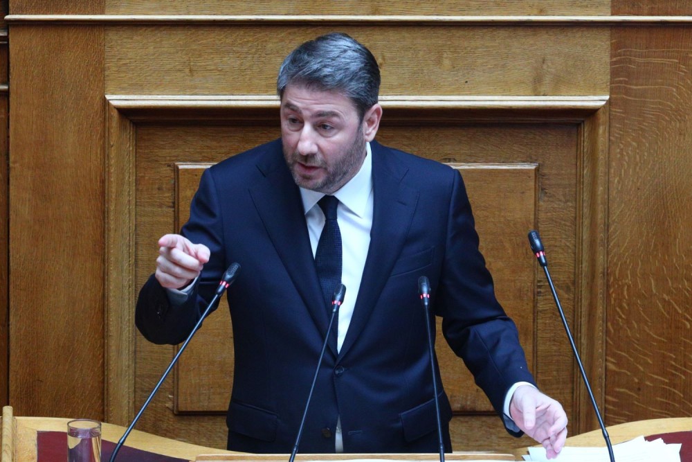 Σόου του «θυμωμένου» Ανδρουλάκη στη Βουλή με άθλιους χαρακτηρισμούς κατά του πρωθυπουργού