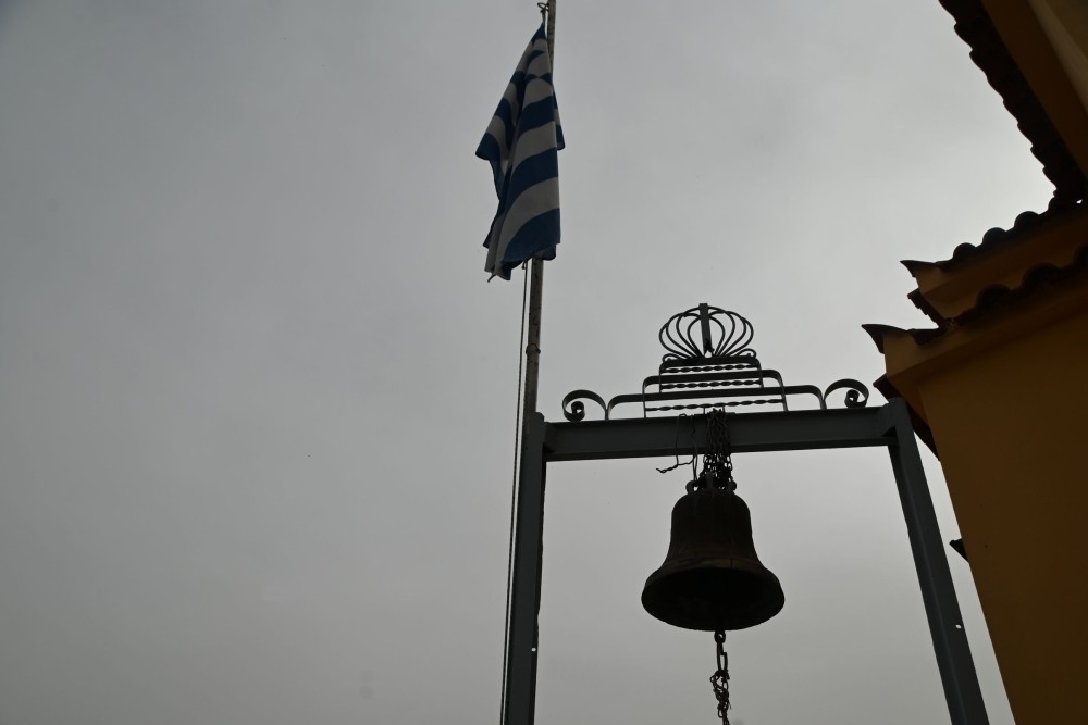 Λαμία: μπήκε έξαλλος και βρίζοντας στην εκκλησία επειδή... τον ξύπνησαν οι καμπάνες