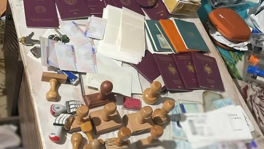 ΕΛ.ΑΣ.: εξαρθρώθηκε διεθνές κύκλωμα πλαστογράφησης και διακίνησης μεταναστών – 23 συλλήψεις (photos)