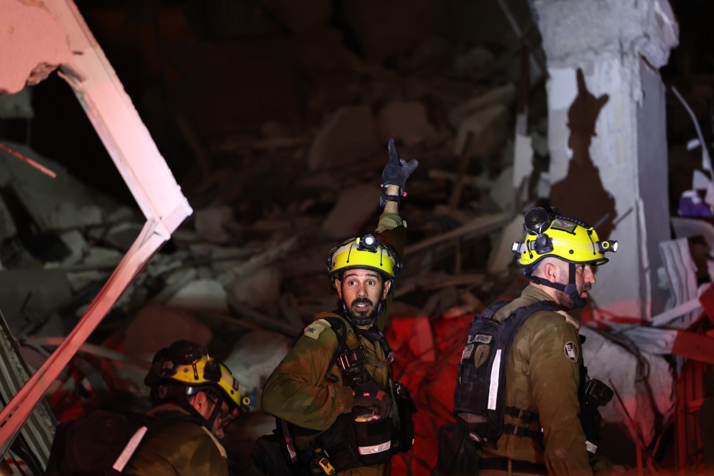 Φλέγεται η Μέση Ανατολή: Πλήγματα σε διυλιστήρια στην Τεχεράνη - Νεκροί και δεκάδες αγνοούμενοι στο Ισραήλ (video)
