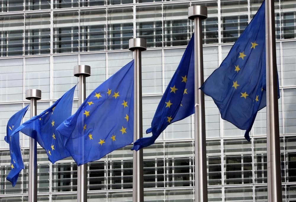 Η Κομισιόν ζητά την άμεση απόσυρση ουγγρικού νομοσχεδίου που στοχοποιεί ΜΚΟ και ανεξάρτητα ΜΜΕ