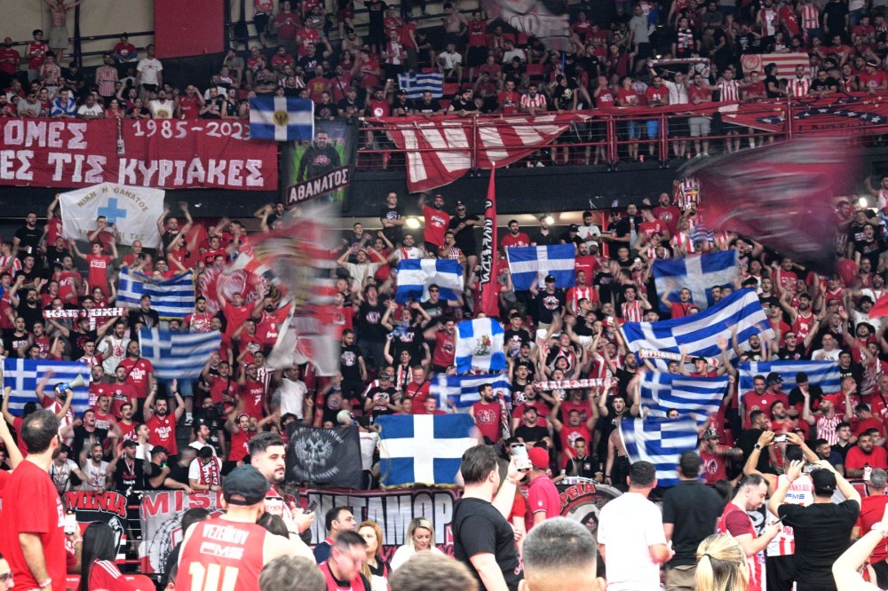 Ξεκίνησε ο μεγάλος τελικός στο ΣΕΦ - Αγώνας τίτλου για τους ερυθρόλευκους