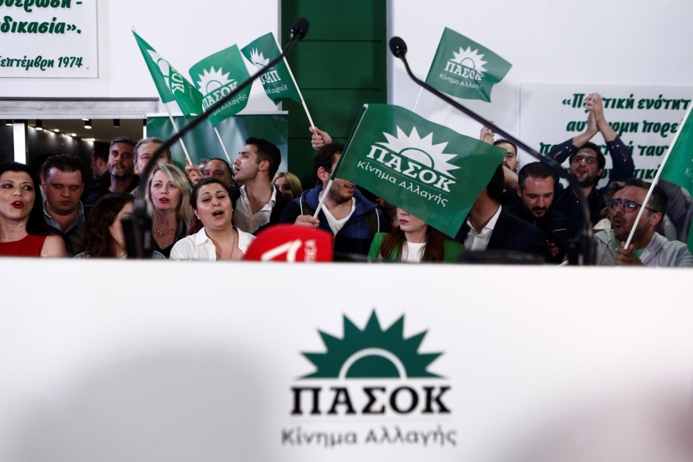 Πασοκοφάρσα: παρασκηνιακές μουρμούρες και ξεκατινιάσματα με την ανοχή Ανδρουλάκη