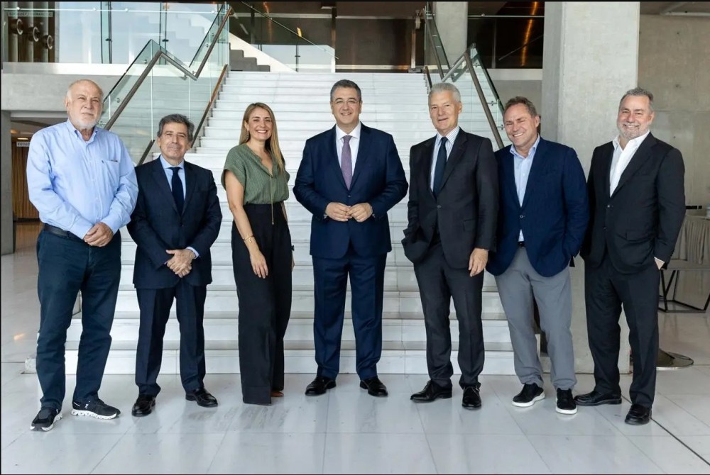 Με τον Απόστολο Τζιτζικώστα συναντήθηκαν μέλη του ΣΕΤΕ