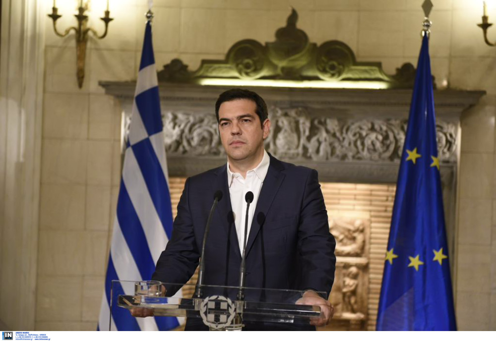 Δέκα χρόνια από το βράδυ που ο Τσίπρας έπαιξε τη χώρα στα ζάρια…