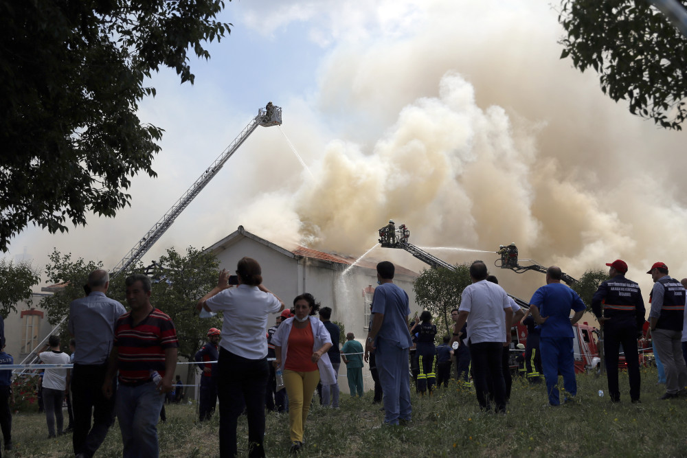 Μαίνεται η φωτιά στη Σμύρνη: εκκενώσεις, χάος και υποψίες εμπρησμού - Πώς επηρεάζεται η Ελλάδα (video)