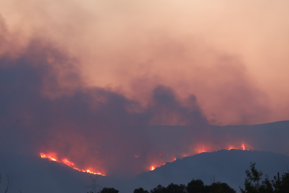 Φωτιά στην Καβάλα: δρόμοι έκλεισαν, απειλούνται κατοικημένες περιοχές - Τιτάνια η προσπάθεια της πυροσβεστικής (video)