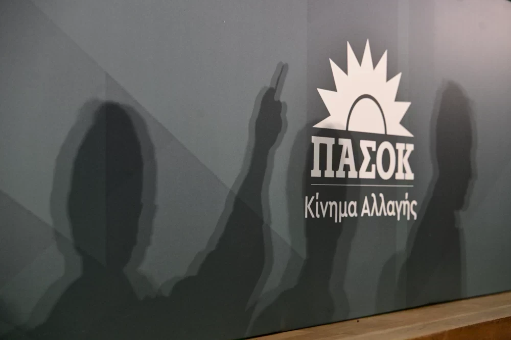 Αυξάνονται τα στελέχη του ΠΑΣΟΚ που διαφωνούν ανοιχτά με τις επιλογές του Ανδρουλάκη
