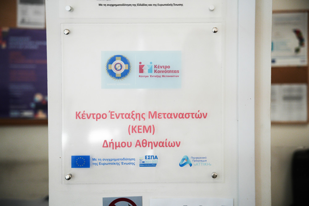 Χάρης Δούκας: προοδευτικό προφίλ με φόντο μια κουρασμένη Αθήνα