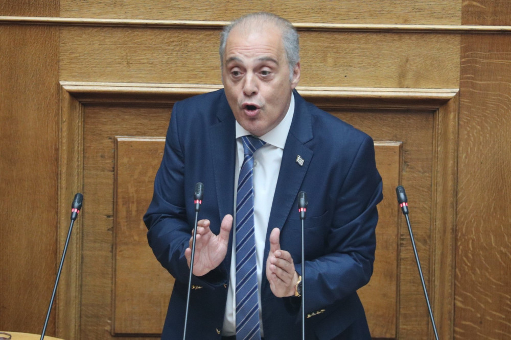 Ο Βελόπουλος και η «βύθιση των δουλεμπορικών»: λαϊκισμός χωρίς σχέδιο ή επικίνδυνη ρητορική;