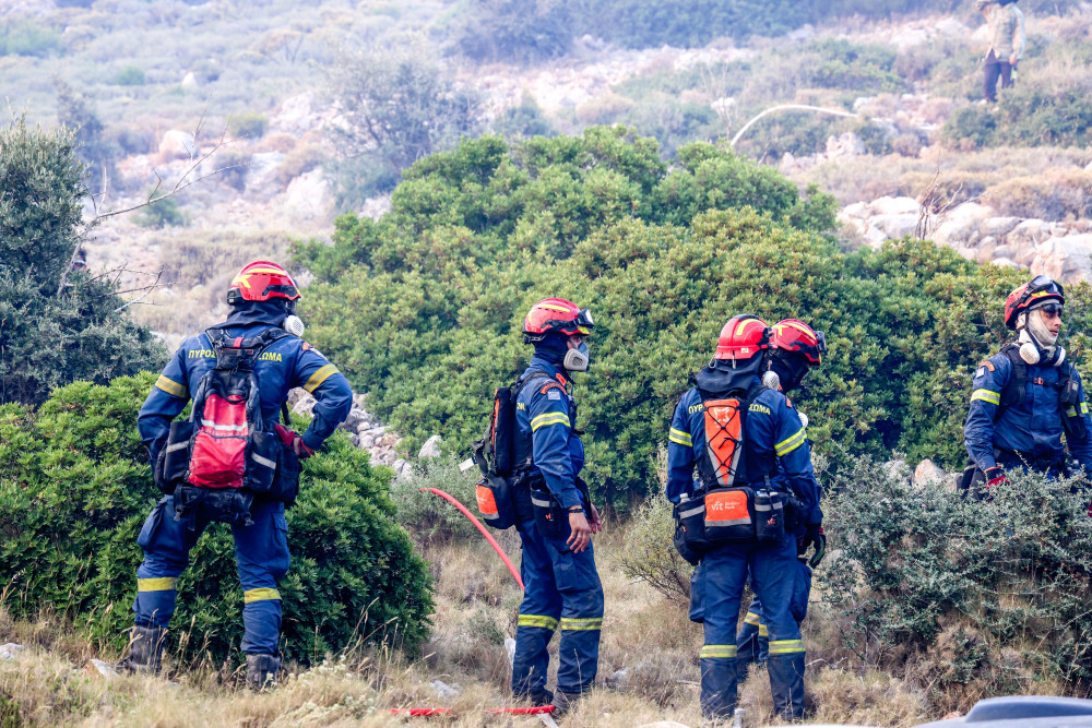 Σε επιφυλακή η Ιεράπετρα για τρίτη συνεχόμενη ημέρα – Μάχη με τις φλόγες και τις αναζωπυρώσεις