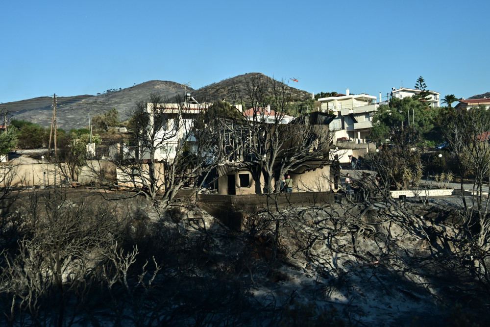 Η επόμενη μέρα από τη φωτιά στην Παλαιά Φώκαια: καμένα σπίτια και πολλές ζημιές