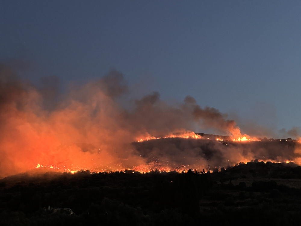 Ναύπακτος: συνεχής επιφυλακή για τη φωτιά - Δεν αναφέρονται ζημιές σε σπίτια (video)