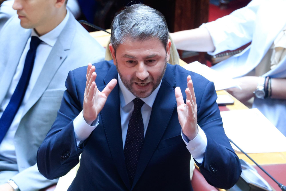 Παρών στην παράνοια