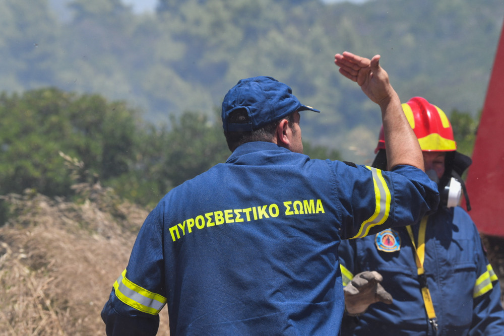 Σε εξέλιξη η φωτιά από την Αλβανία που πέρασε στην Ελλάδα – Επιχειρούν ισχυρές δυνάμεις στη Θεσπρωτία