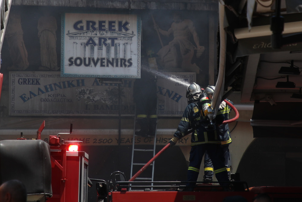 Πυρκαγιά σε κατάστημα στο Καπάνι Θεσσαλονίκης (photos & video)