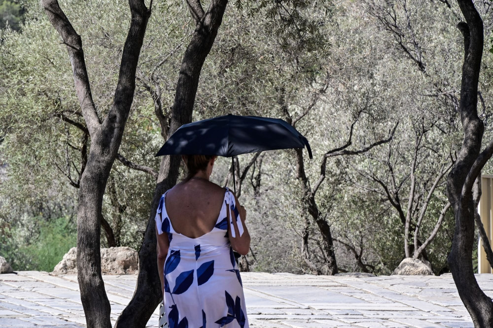 Επιστρέφει ο καύσωνας: τους 40 βαθμούς θα φτάσει η θερμοκρασία - Πού θα βρέξει