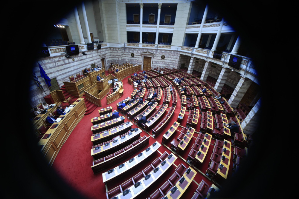 Στη Βουλή η νέα τροπολογία για μετανάστευση: Άμεσες επιστροφές και προσωρινή αναστολή ασύλου