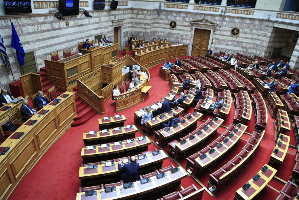 Βουλή: η κυβέρνηση φράζει τον διάδρομο εισβολής - Η αντιπολίτευση κλείνει το μάτι στους διακινητές