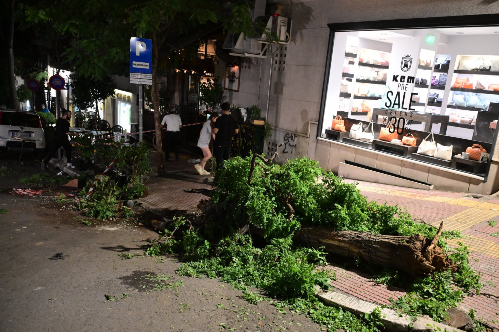 Πανικός στο Κολωνάκι: Πώς το τζιπ παρέσυρε τα πάντα και έπεσε πάνω σε πεζούς - 12 τραυματίες