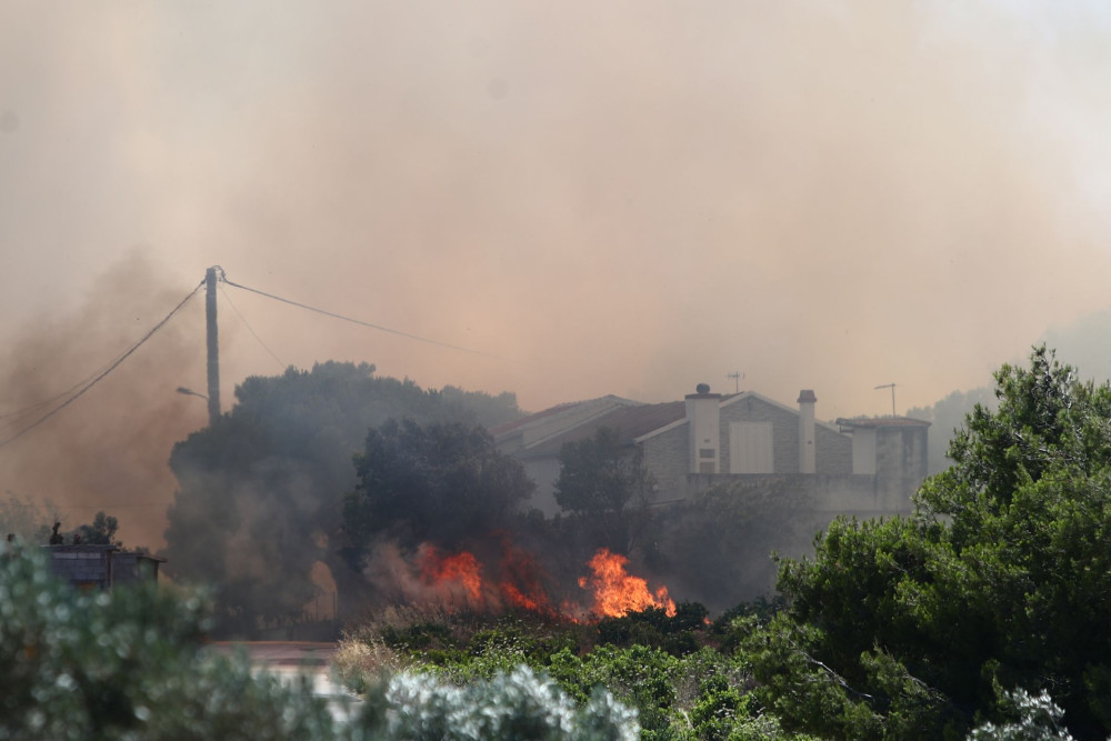Μεγάλη φωτιά στο Πικέρμι, έφτασε στα Σπάτα - Ζημιές σε σπίτια, απεγκλωβισμοί, εκκενώσεις (video)
