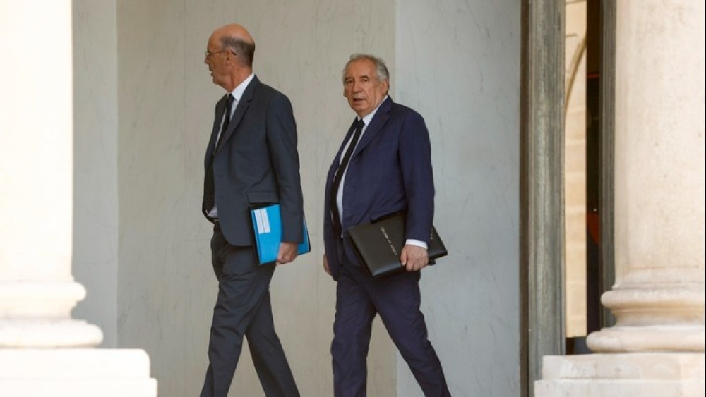 Η Γαλλία σε σταυροδρόμι - Μένει ή φεύγει η κυβέρνηση Μπαϊρού;