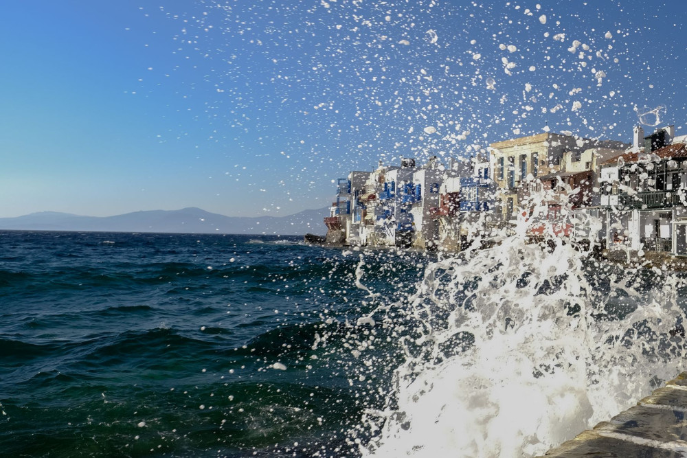 Ακόμη και τροχόσπιτο σήκωσαν οι θυελλώδεις άνεμοι στη Σαντορίνη (video)