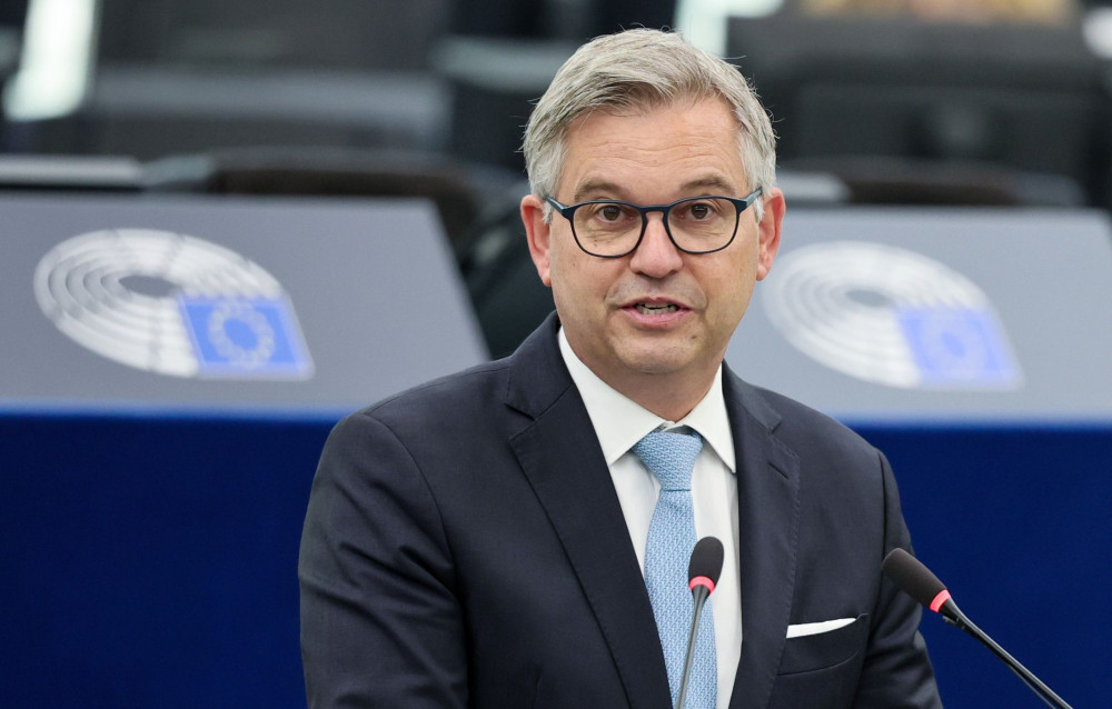 Στην Αθήνα ο επίτροπος Μετανάστευσης της ΕΕ για μεταναστευτικό και διαχείριση των συνόρων