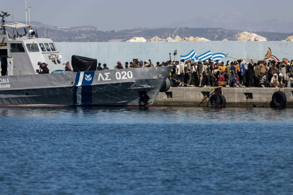 Κομισιόν: «σε συνεχή επαφή» με την Ελλάδα για τις αφίξεις παράνομων μεταναστών από τη Λιβύη