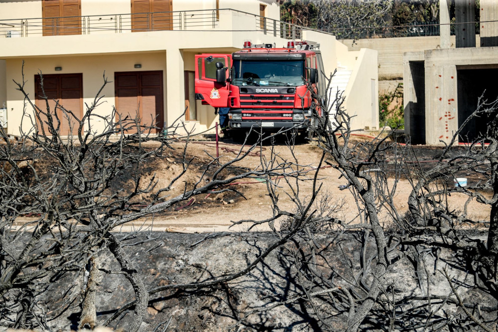 Υπό έλεγχο η φωτιά στη Λέσβο – Απείλησε σπίτια, κάηκαν 10 αυτοκίνητα