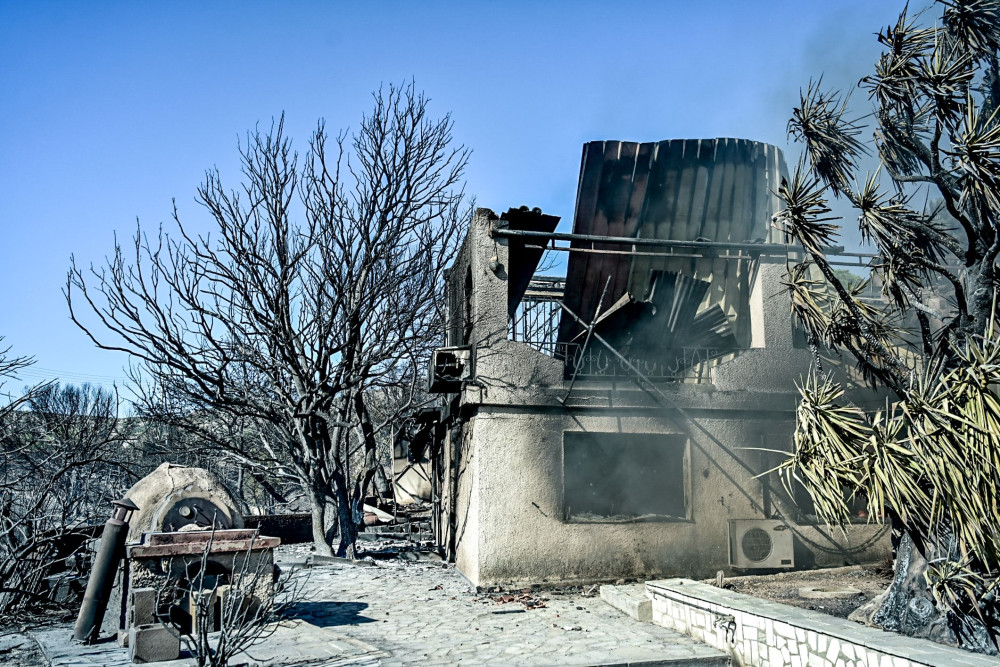 Βελτιωμένη η εικόνα της φωτιάς στην Παλαιά Φώκαια - «Τεράστια μάχη» της Πυροσβεστικής (video)