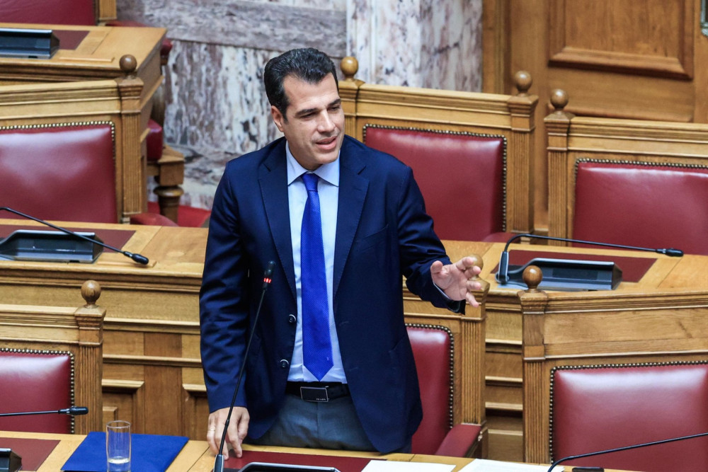 Η Κωνσταντοπούλου επανέφερε τους θεατρινισμούς, αλλά ο Πλεύρης έβαλε φρένο στον λαϊκισμό της