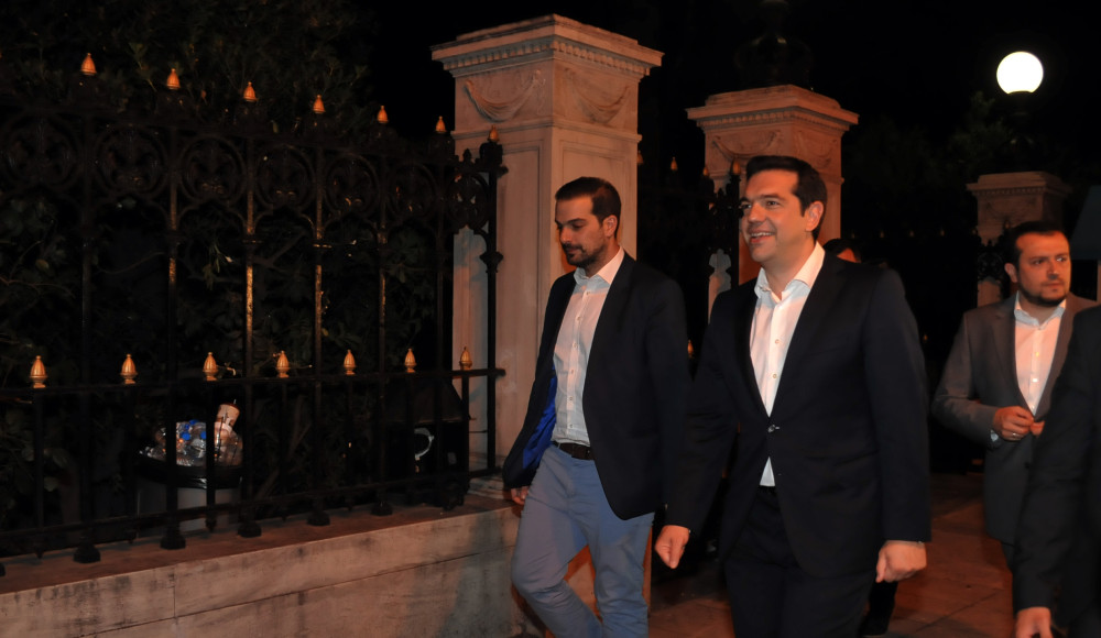 Η μεγάλη ανατριχίλα του 2015: η Ελλάδα αντιμετωπίζει την άβυσσο και ο ΣΥΡΙΖΑ κάνει πρόβες με νταούλια