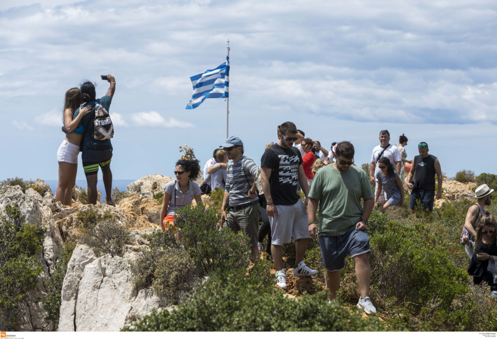Σκηνές χάους στη Ζάκυνθο: ακραίο ξύλο μεταξύ Άγγλων τουριστών σε πάρτι (video)