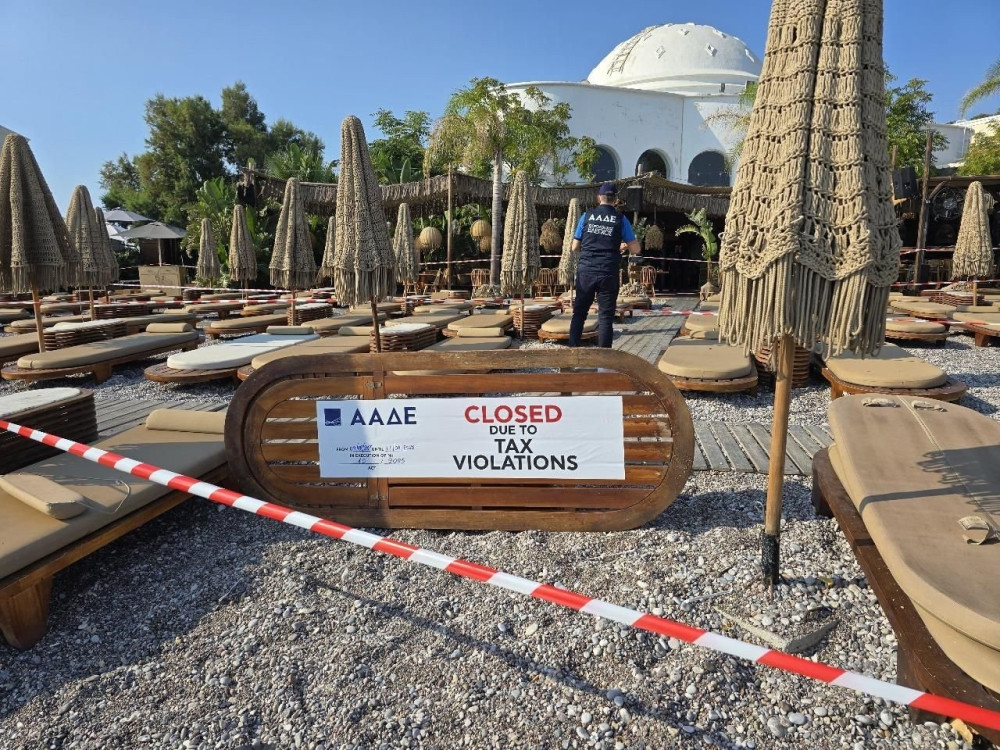ΑΑΔΕ: λουκέτο και πρόστιμο 10.500 ευρώ σε γνωστό beach restaurant στη Ρόδο